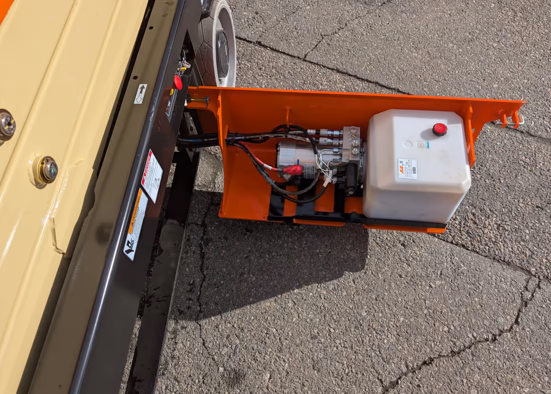 JLG ES2632 hydraulic tank and motor compartment view in Canada