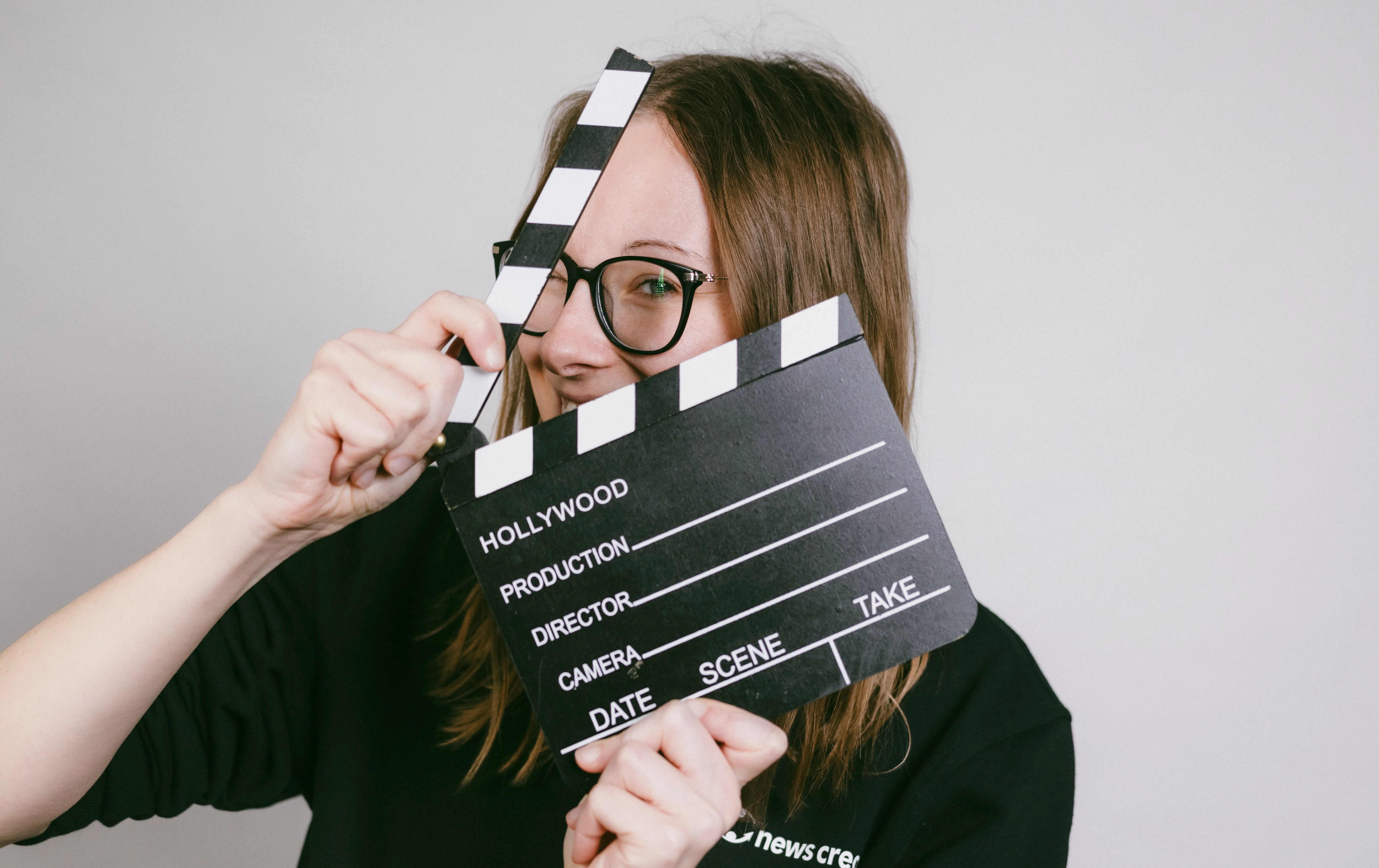 Carolin mit Filmklappe in der Hand