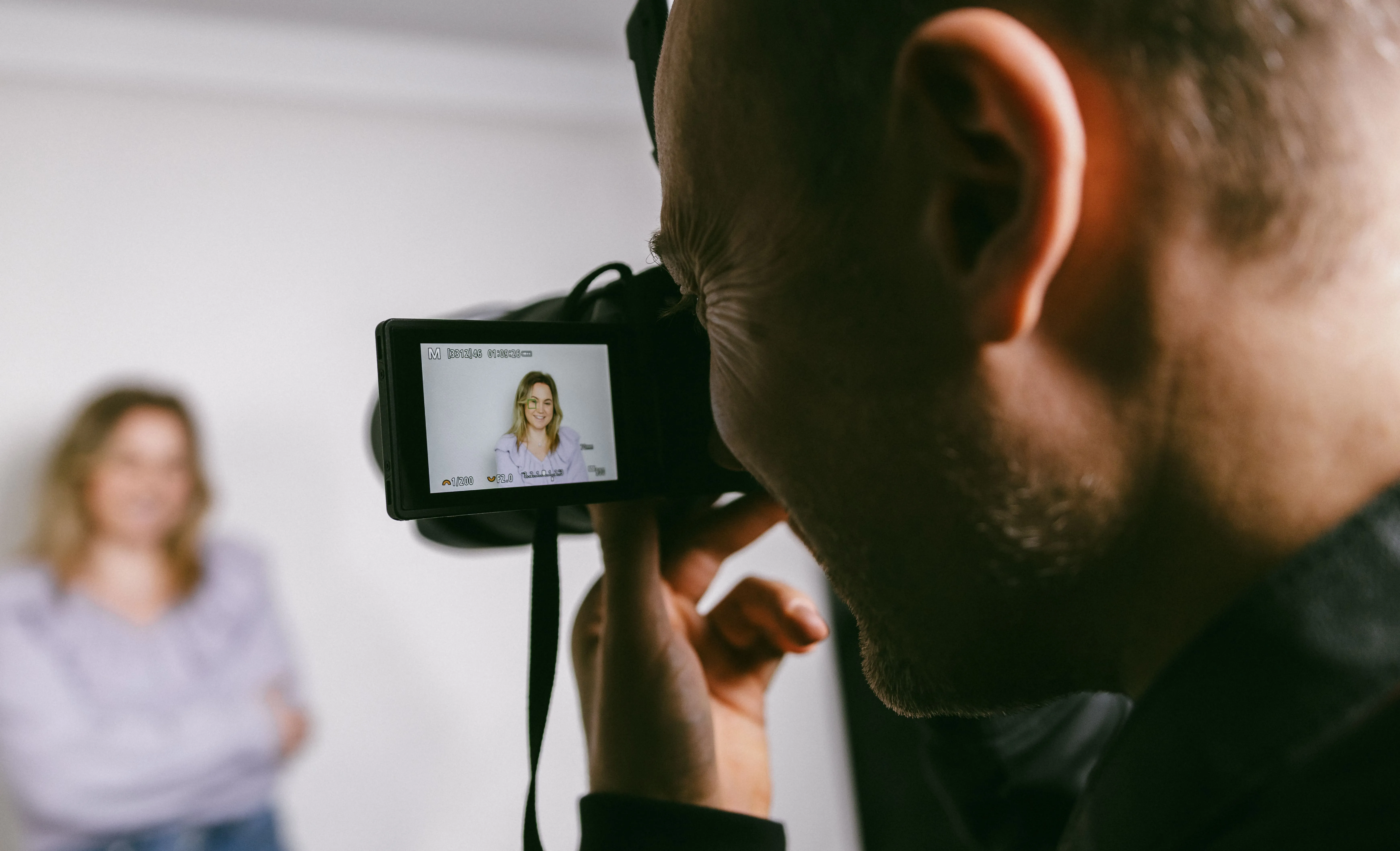 Dominik Stapf fotografiert Clarissa Schulz