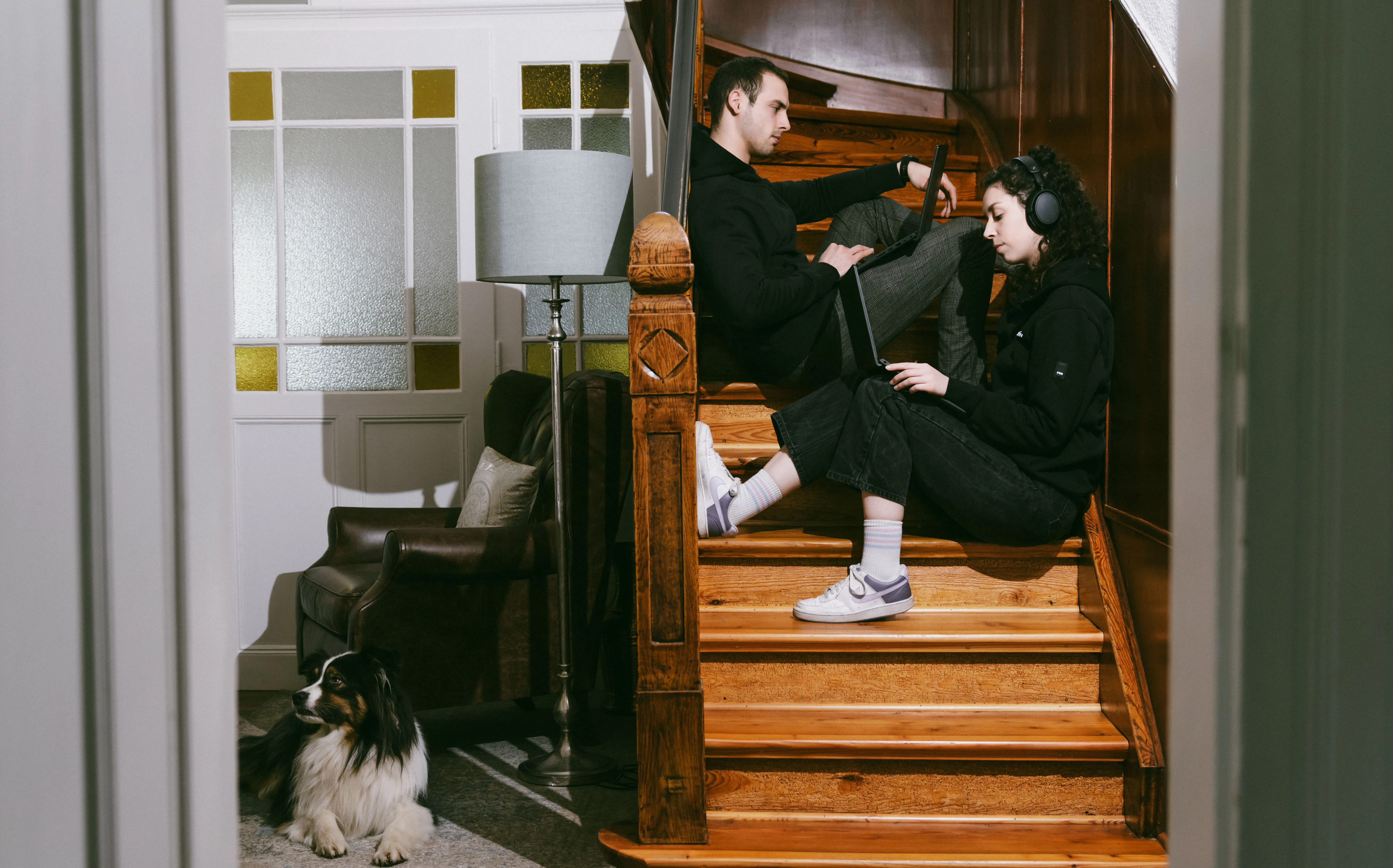 Jonas und Selina wieder auf Treppe
