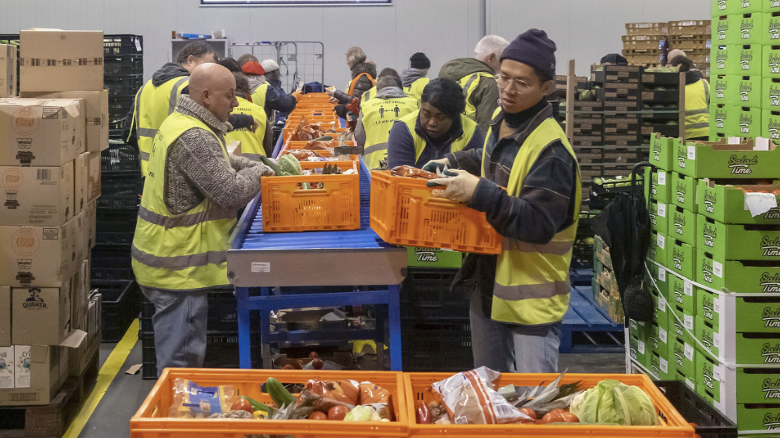 Teamuitje maatschappelijk betrokken, dozen inpakken