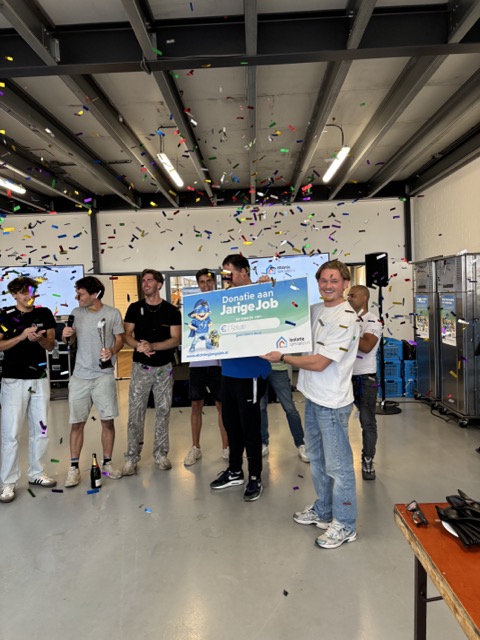 Foto van een cheque uitreiking aan Jarige Job