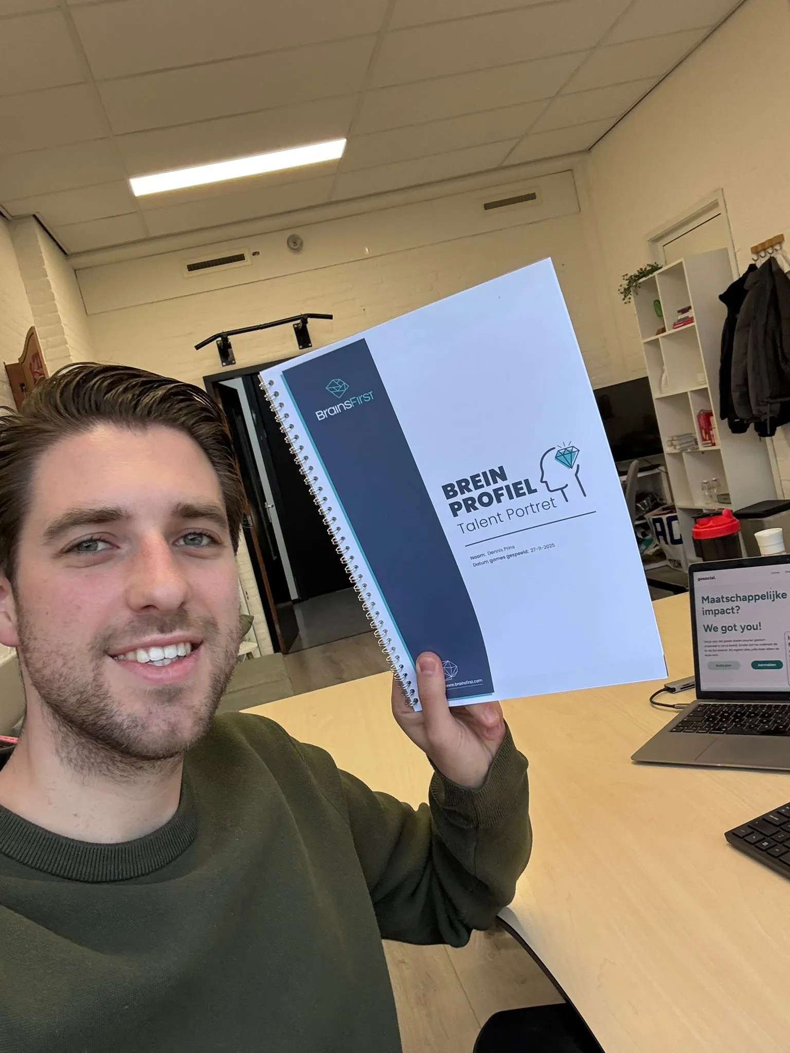 Selfie van Dennis met zijn certificaat tot Breincoach
