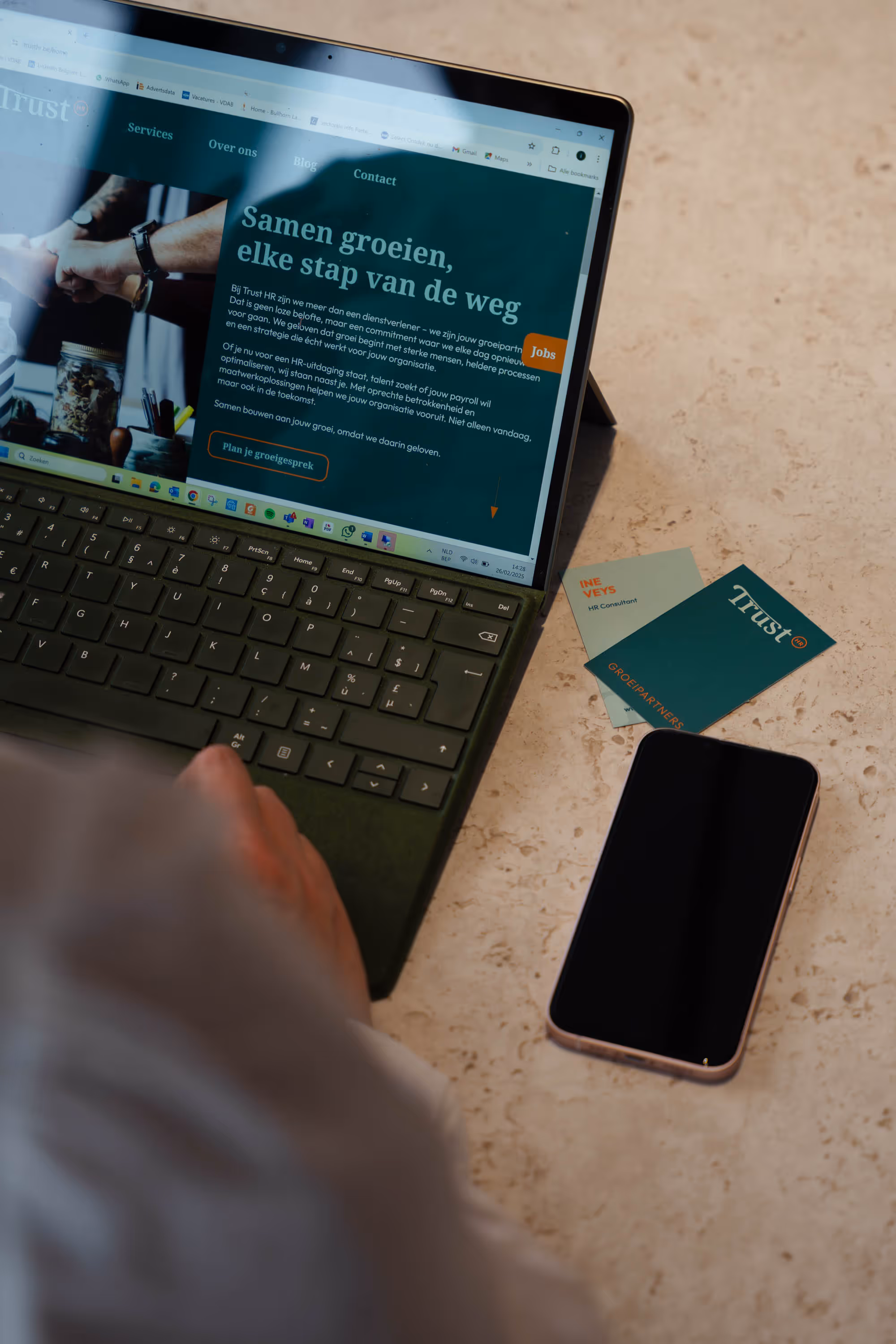 A lady scrolling website on laptop