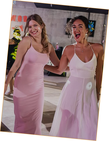 Танцююча пара в студії танцю