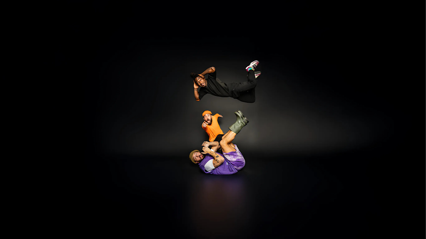 3 hiphopdansers in een springende pose
