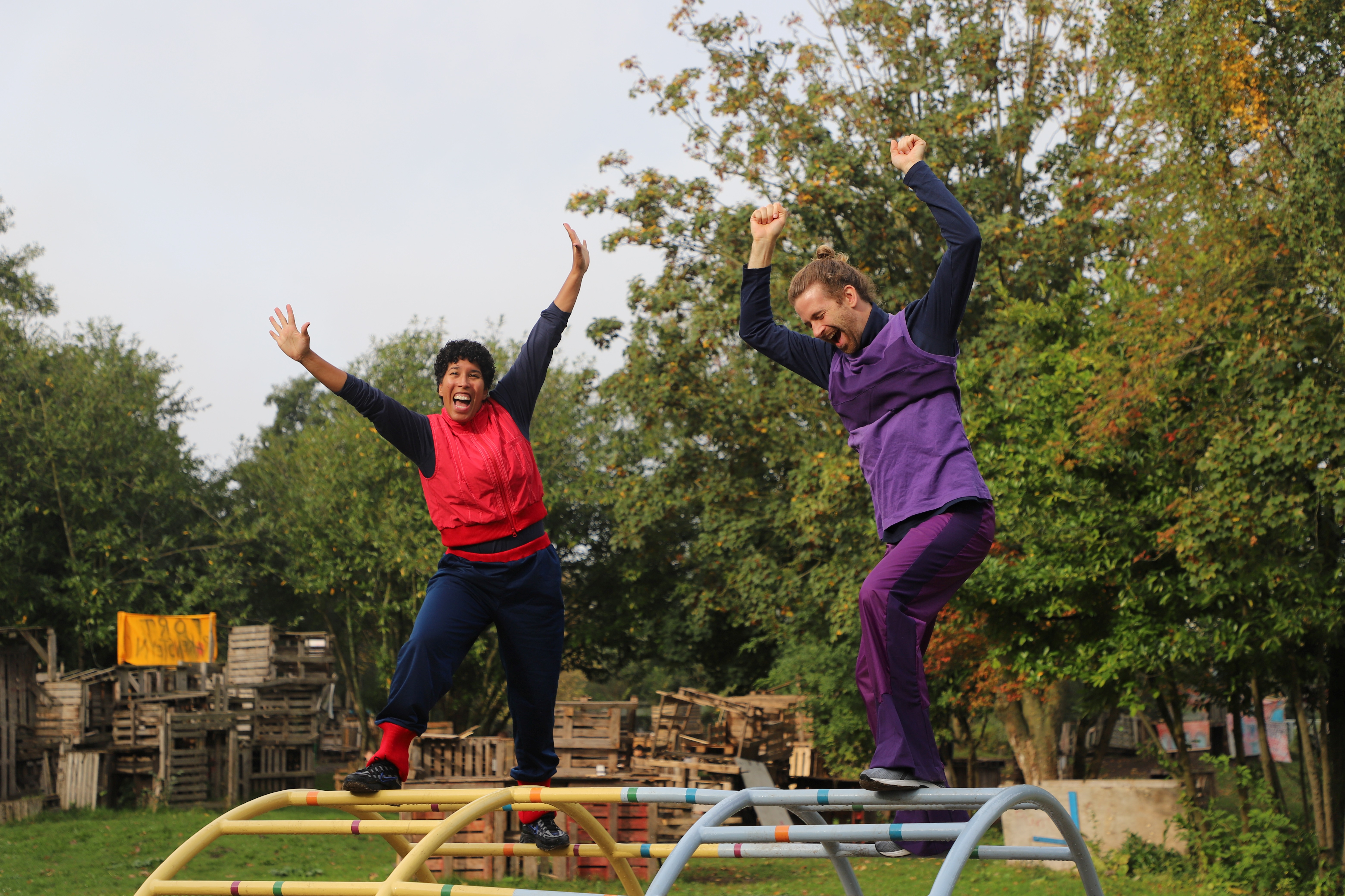 de spelers spelen in de speeltuin