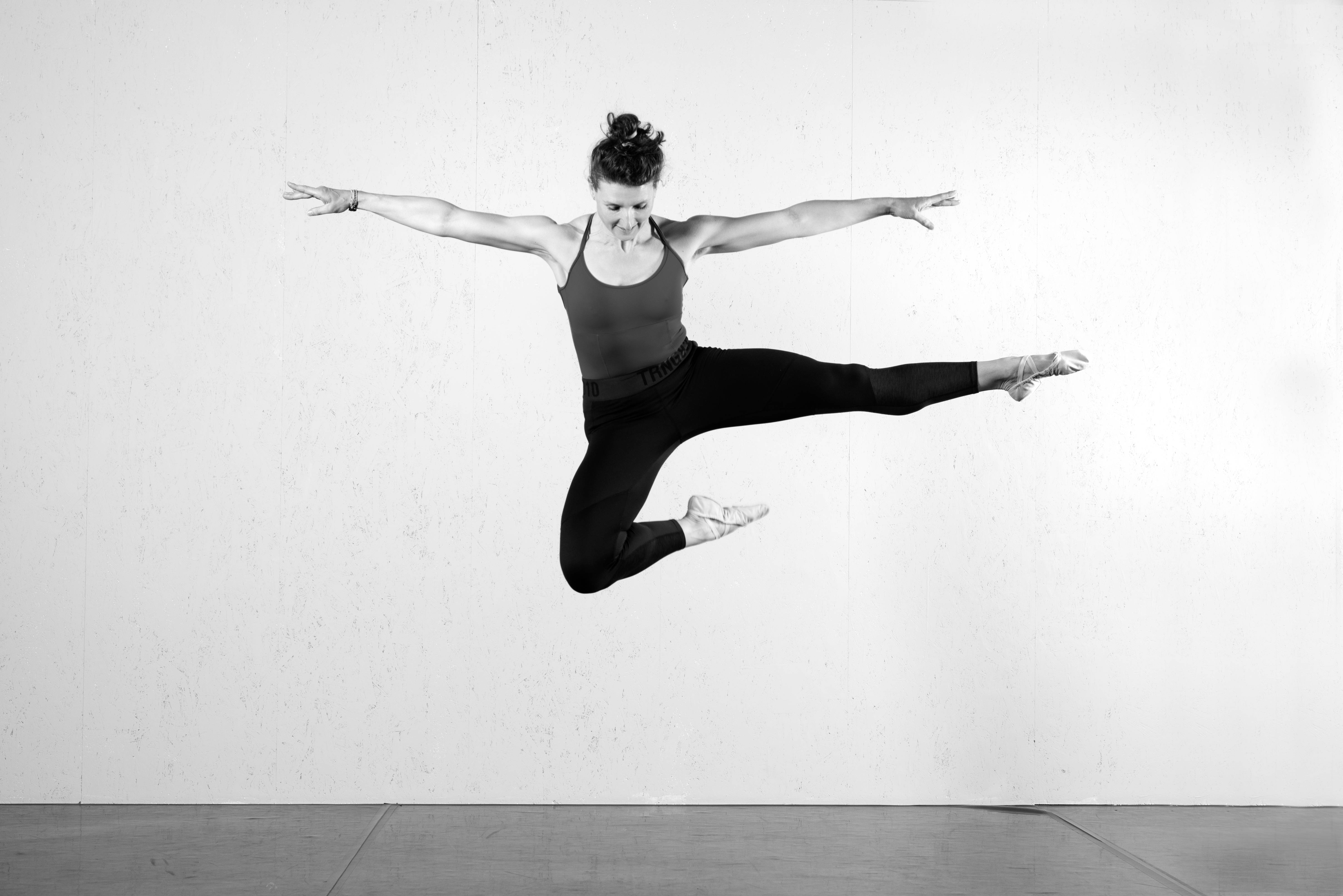 Een danser springt in zwart wit