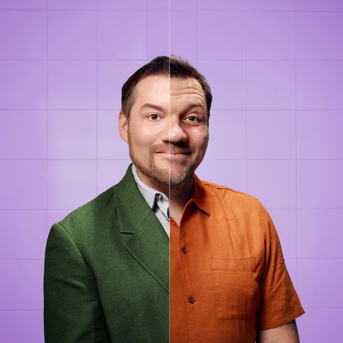 Het gezicht van Klaas, maar dan met een opgepoetste-AI-versie aan de ene kant en de echte Klaas aan de andere kant.