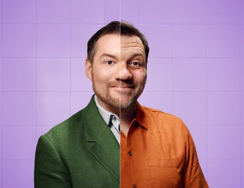 Het gezicht van Klaas, maar dan met een opgepoetste-AI-versie aan de ene kant en de echte Klaas aan de andere kant.