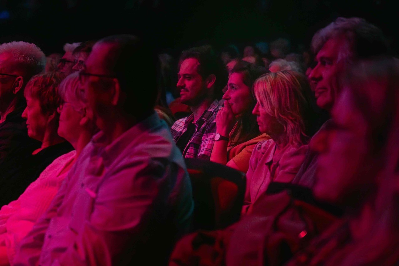 Publiek bij het Keistad Cabaret Festival