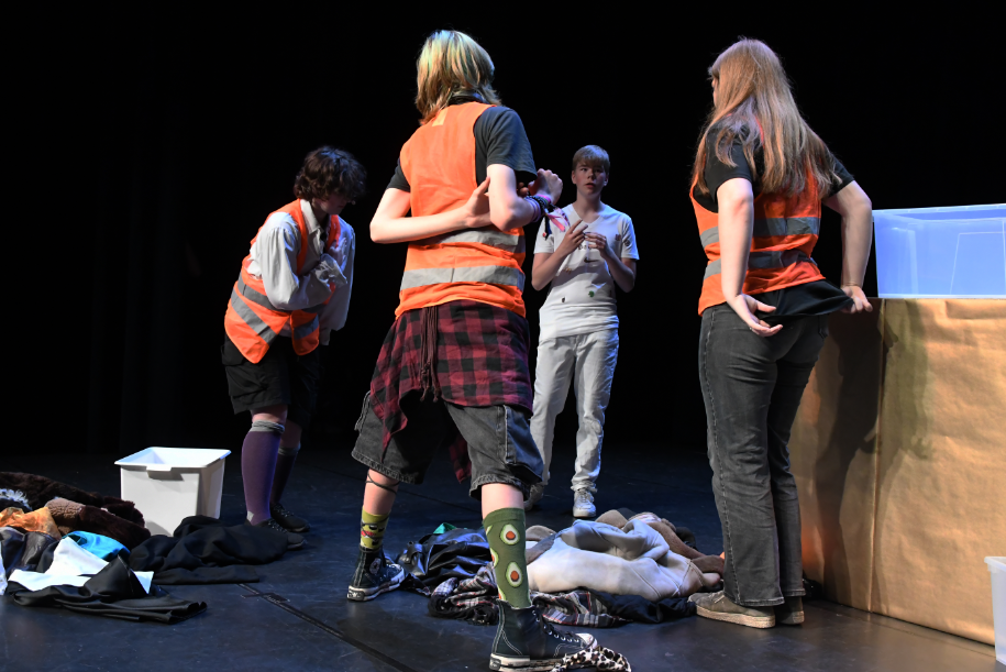 Acteurs van de theaterschool op het toneel