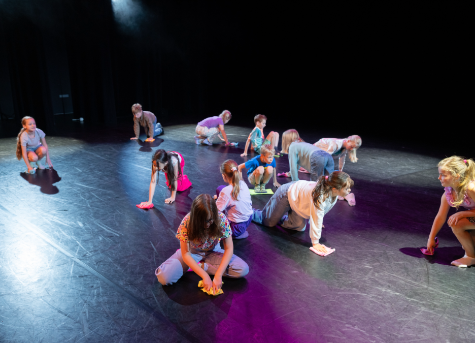 Acteurs van de theaterschool op het toneel
