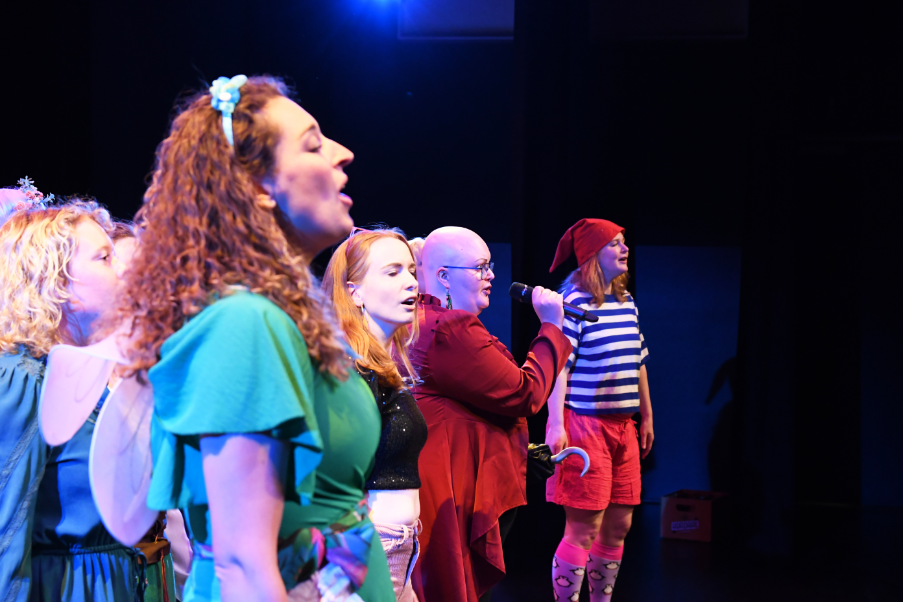 Acteurs van de theaterschool op het toneel