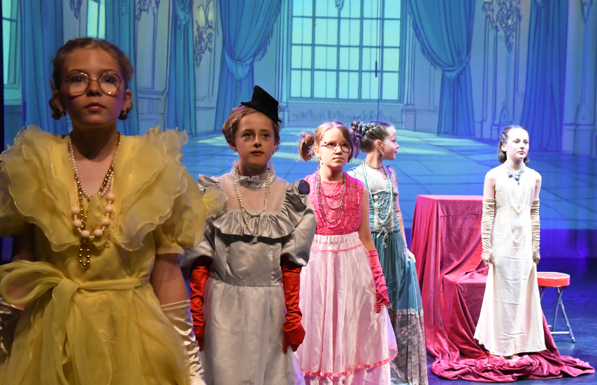 Acteurs van de theaterschool op het toneel