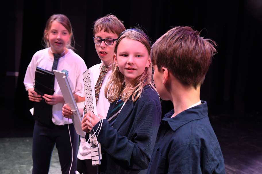 Acteurs van de theaterschool op het toneel