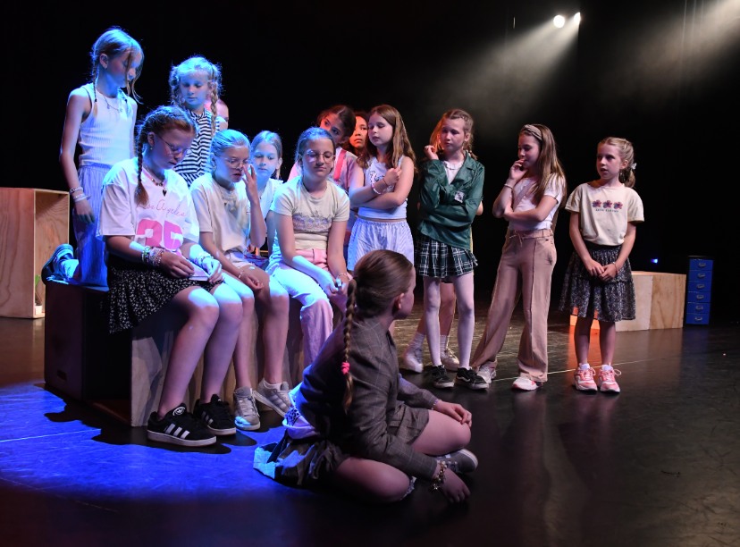 Acteurs van de theaterschool op het toneel