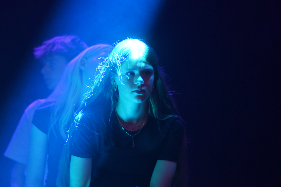 Acteurs van de theaterschool op het toneel