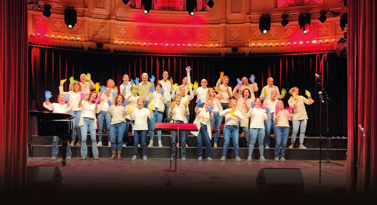 Het koor van Chorus line met wapperende jazzhands