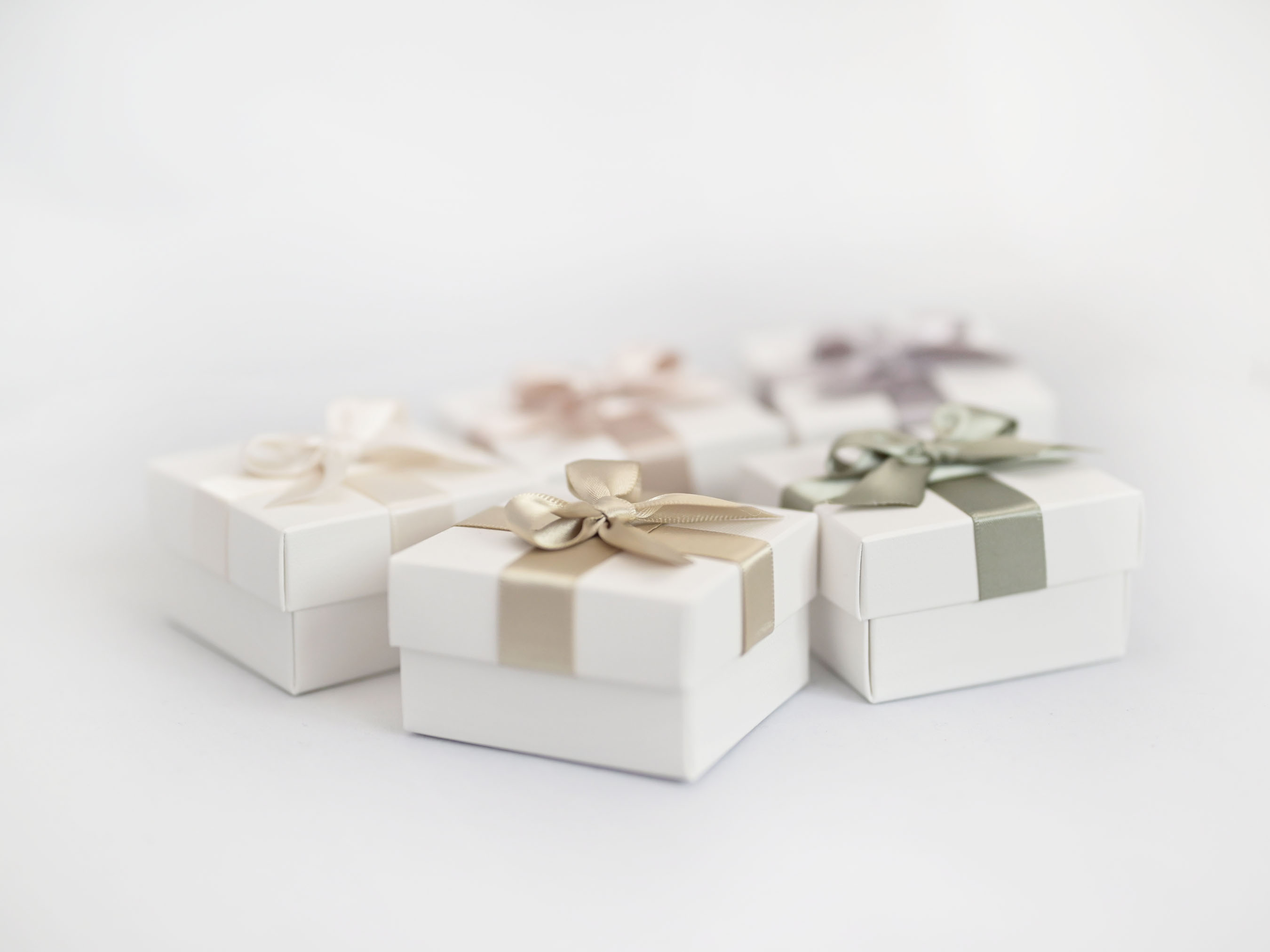 Favour boxes in different coloured ribbon