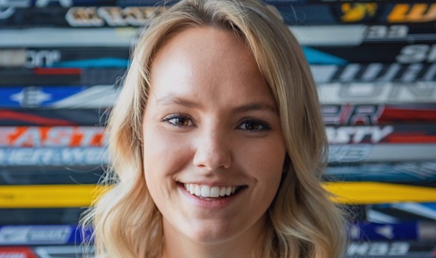 Smiling young woman with blonde hair in front of a colorful background with horizontal lines and text.