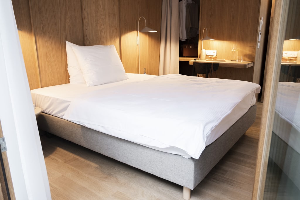 Doppelzimmer Bett mit offner Tür