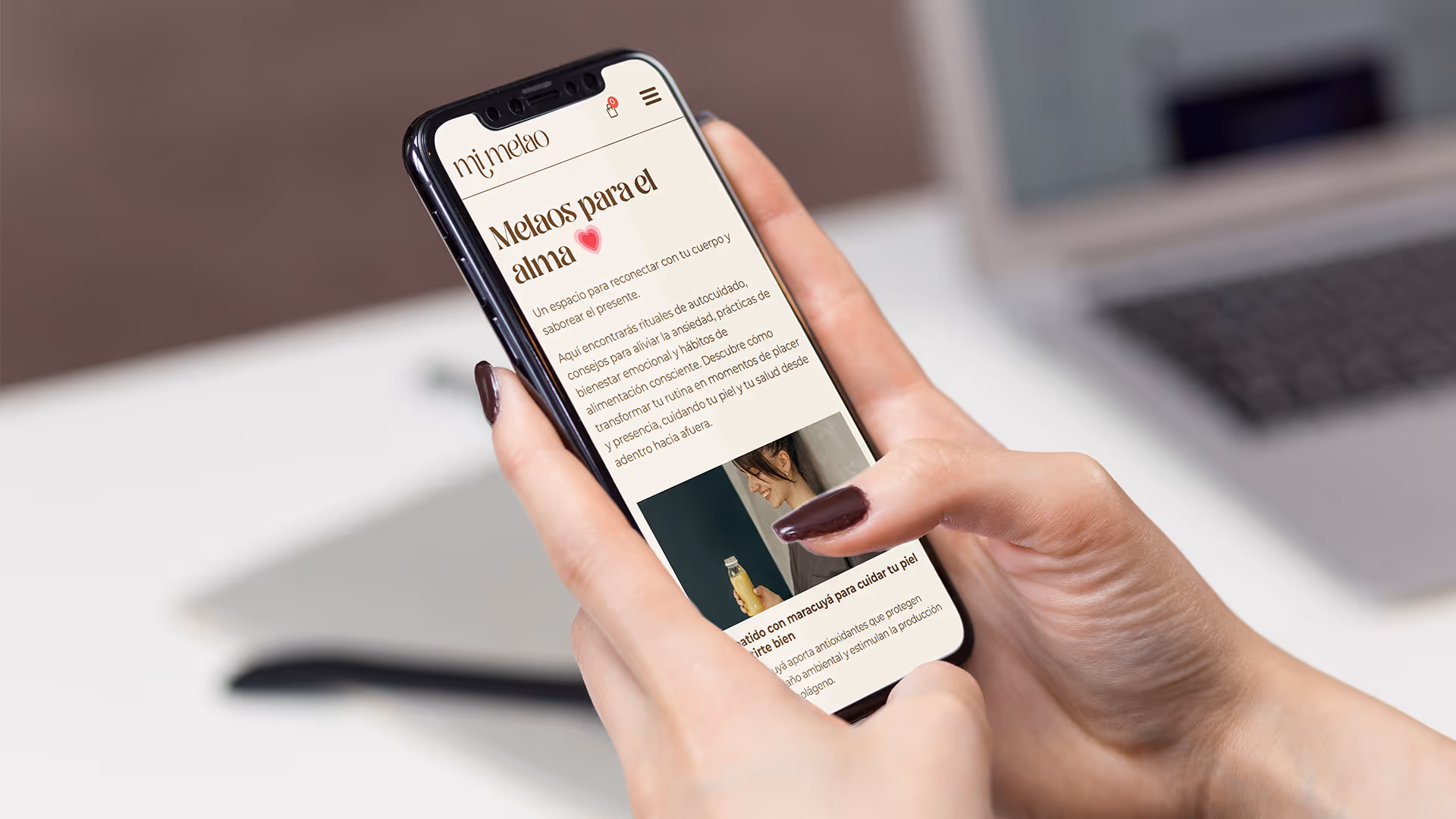 Woman holding a phone and looking at the website of Mi Melao