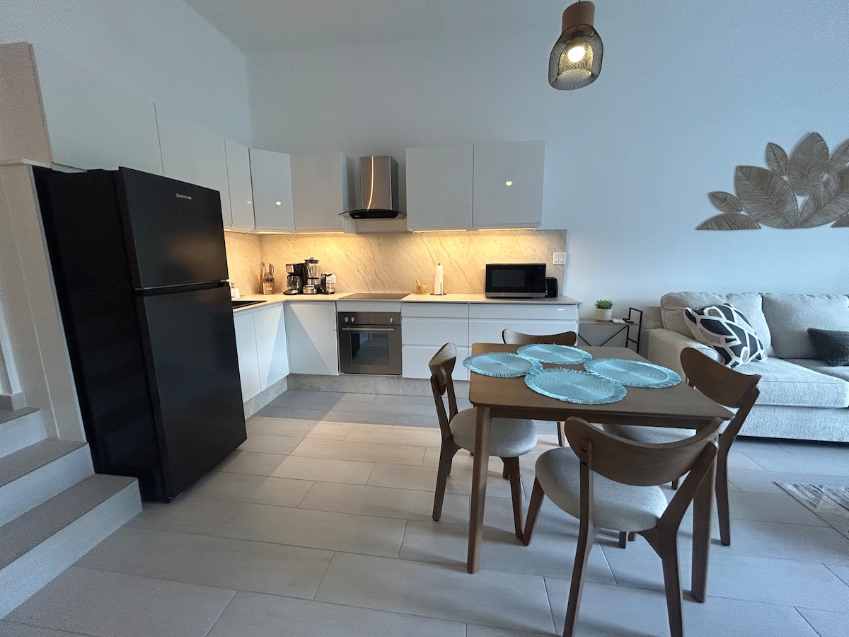 Fully equipped kitchen and dining area