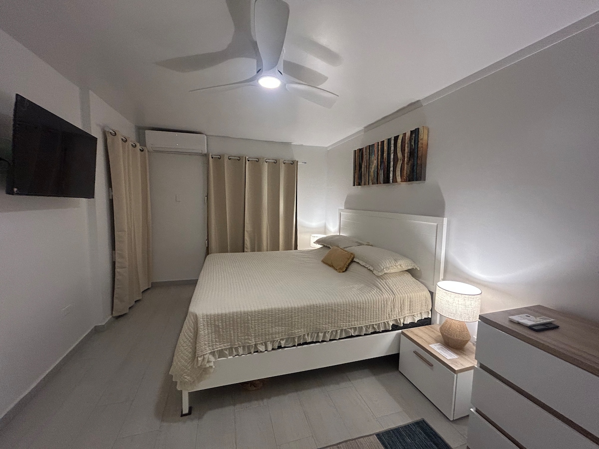 King bedroom with ensuite bathroom