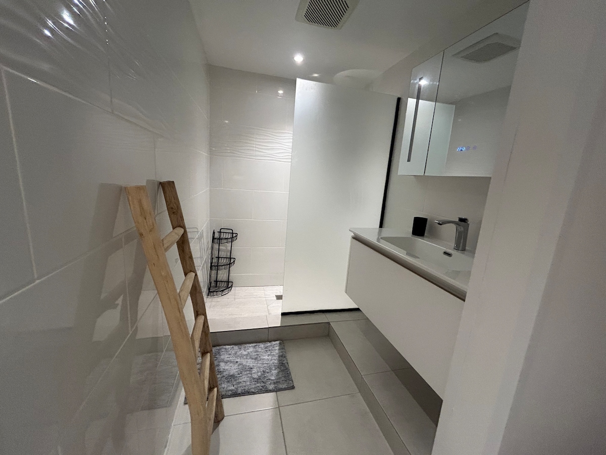 Ensuite bathroom of the first bedroom