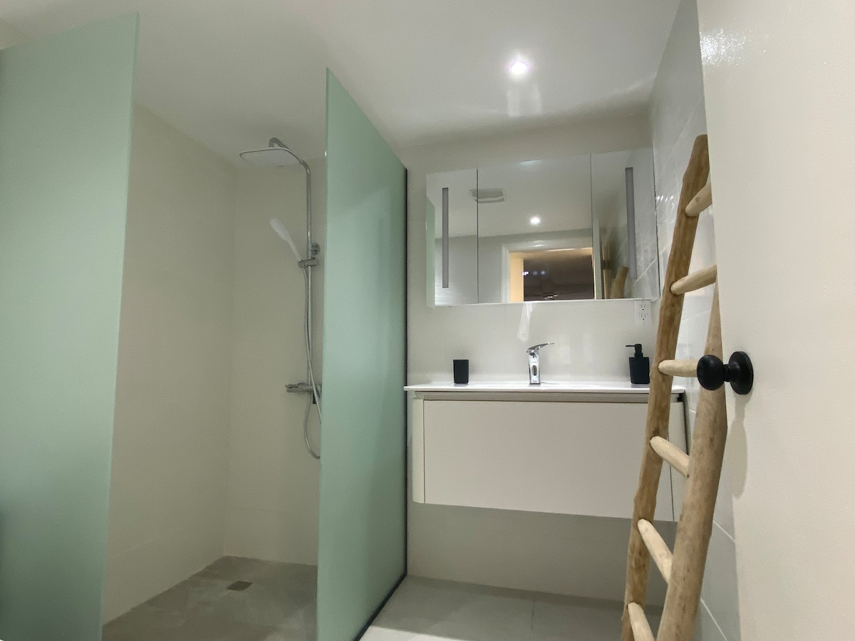Master suite private bathroom