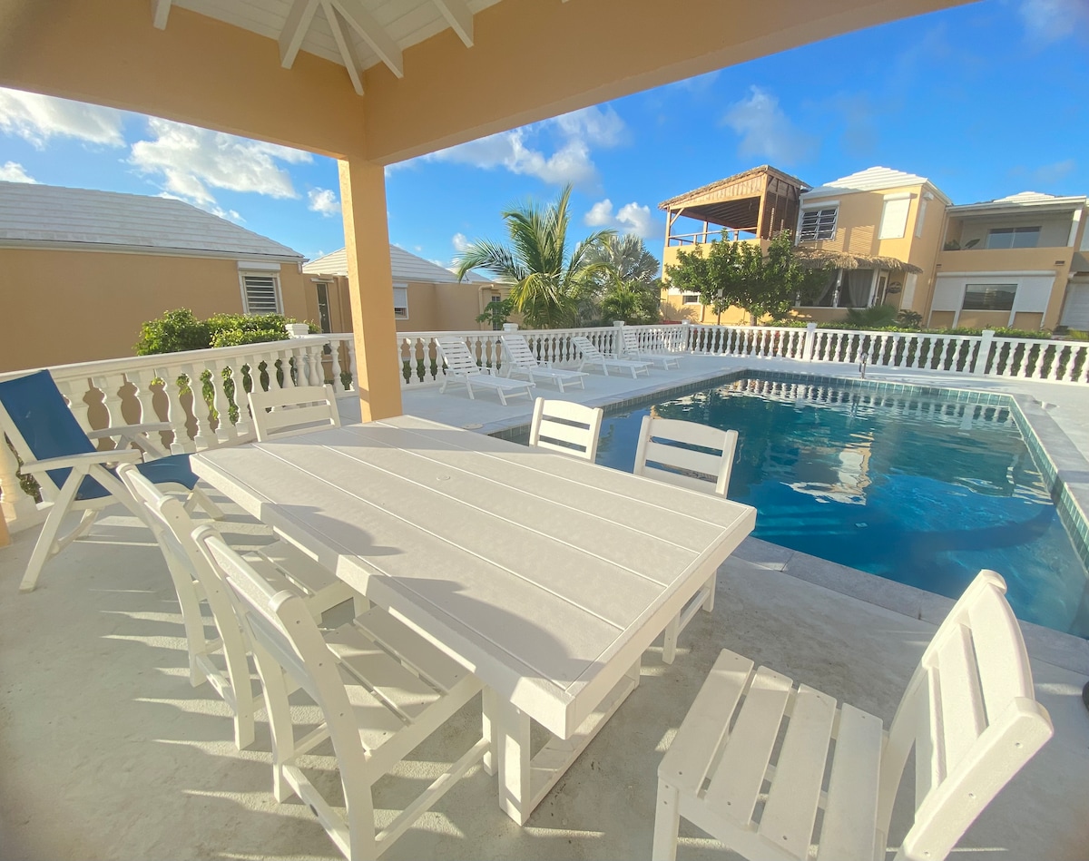 Shared pool with loungers