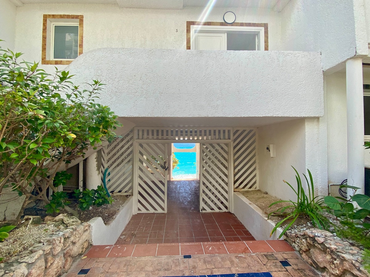 Sapphire Beach Club exterior
