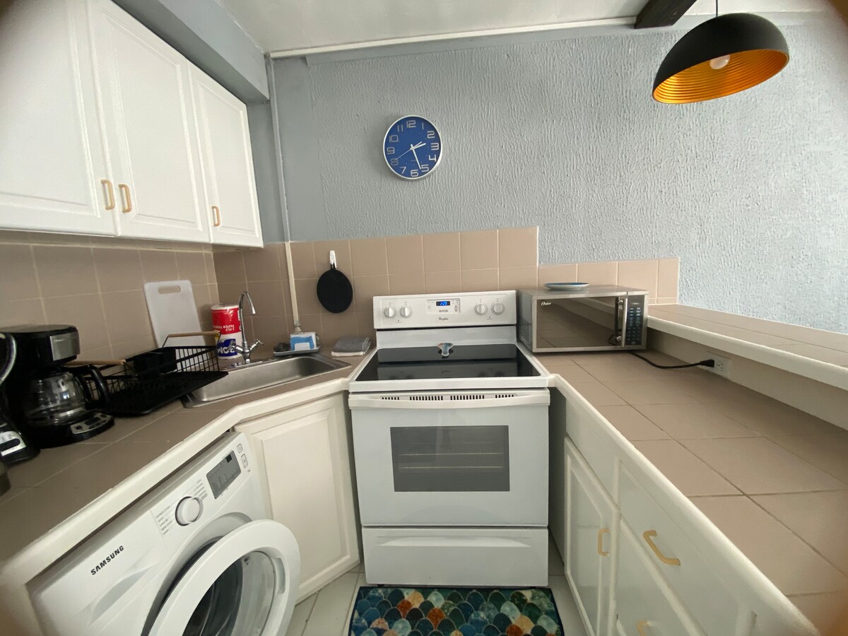 Fully equipped kitchen with oven