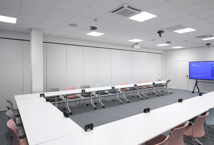 Mobiele stroomoplossing geïnstalleerd in een vergaderzaal