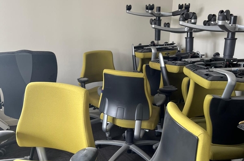 Detail van kantoorstoelen tijdens onderhoud