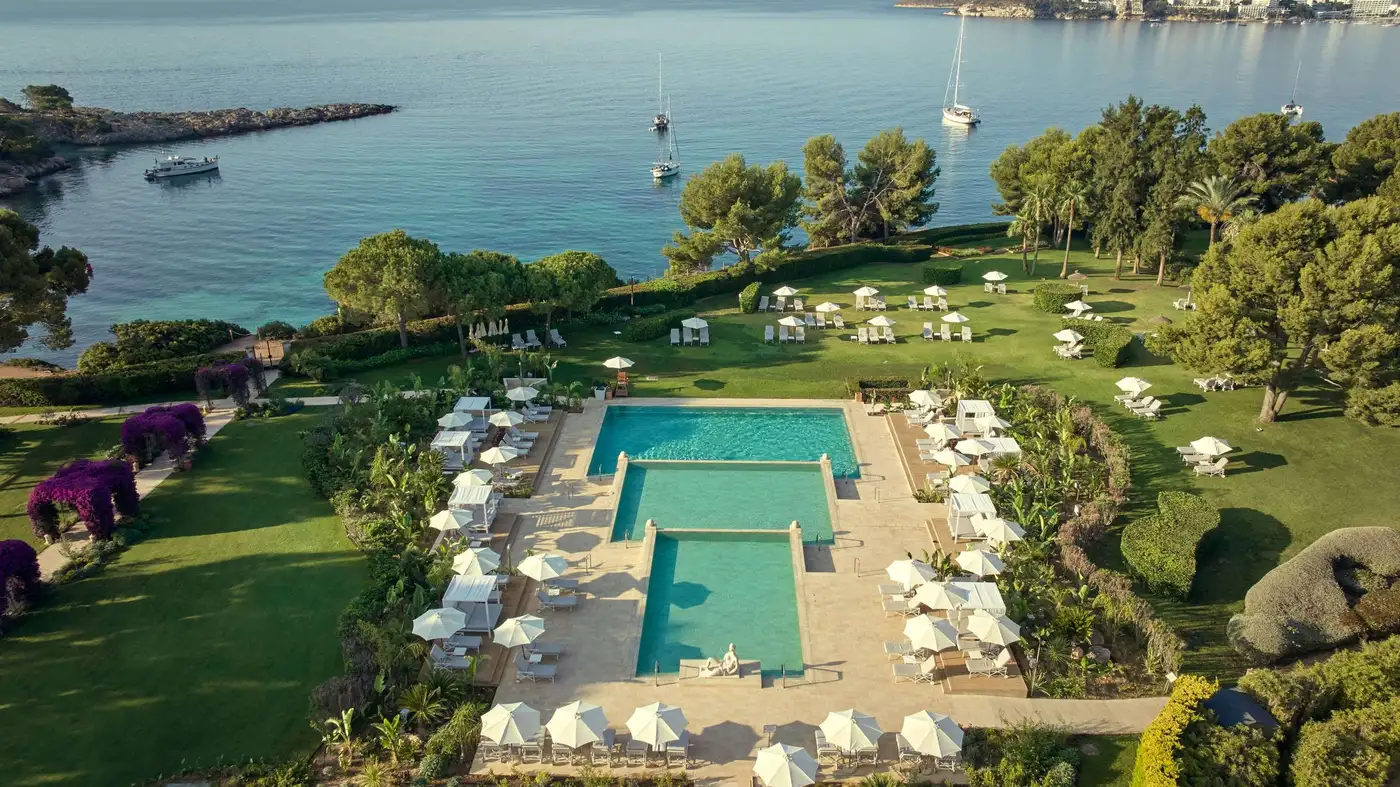 Hotel pool