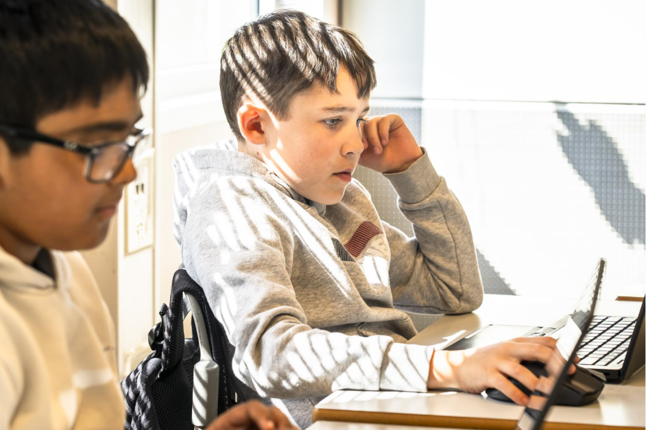 En elev som jobber med hoderegningsoppgaver paa pc. Han er veldig konsentrert.