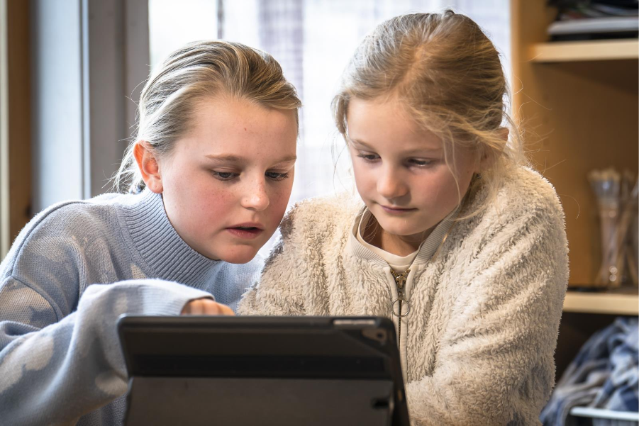 To elever som løser matteoppgaver paa en iPad