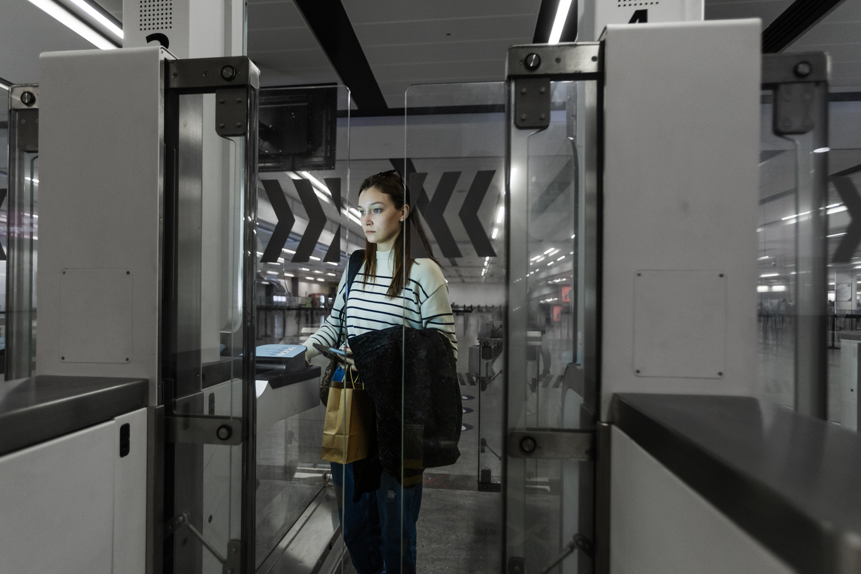 Business travelers using biometric border control at a European airport, representing the EU’s new Entry/Exit System (EES) for non-EU nationals.