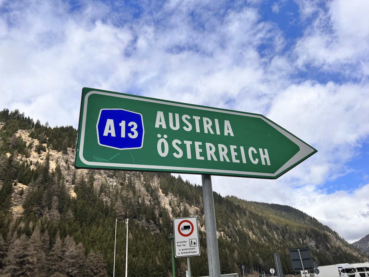 Professional worker commuting between Austria and neighbouring countries, representing Austria’s new cross-border residence and work permit launching December 2025.