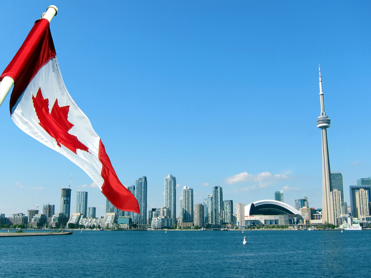 Toronto skyline and professionals symbolising Canada’s 2026–2028 immigration plan and global talent strategy