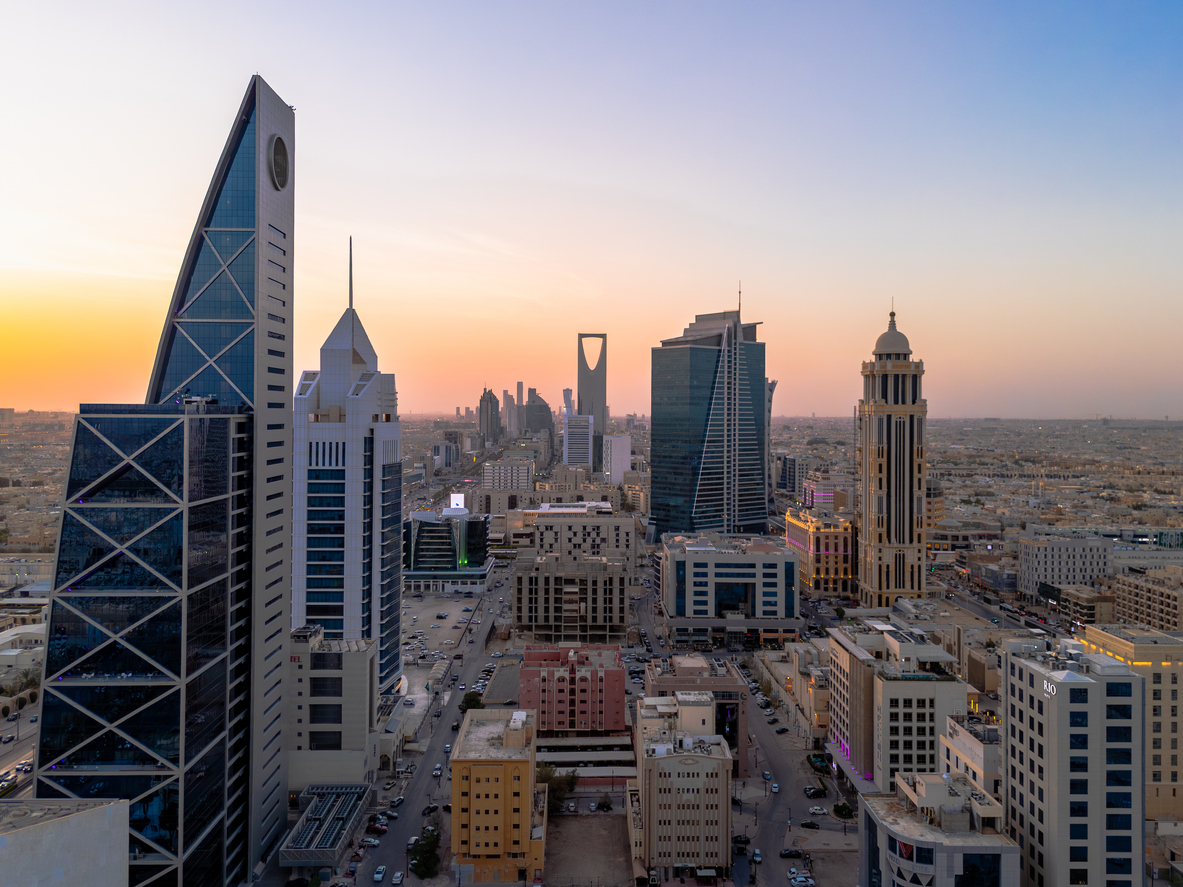 Riyadh business district skyline at dusk — Riyadh Flexible Working Hours Initiative guide for employers