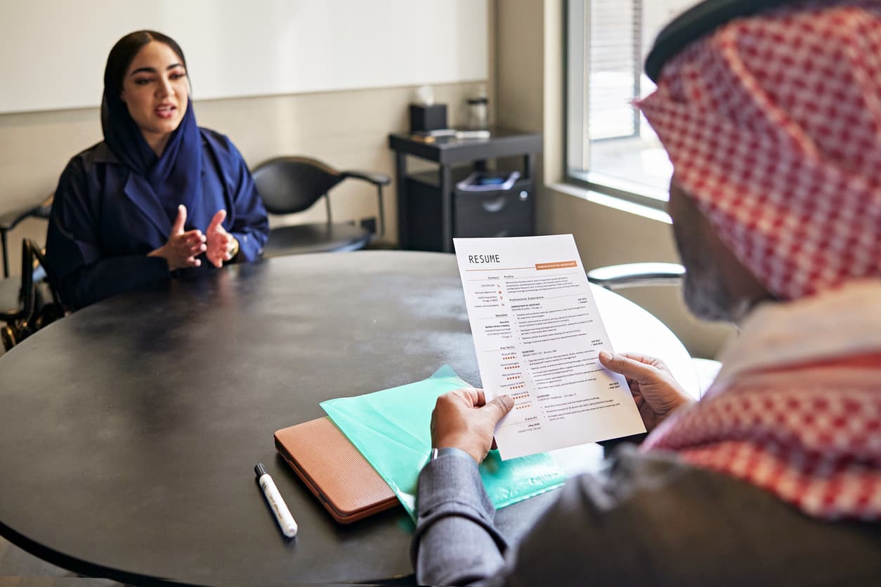 Job interview in Saudi Arabia reflecting employer recruitment and candidate notification requirements