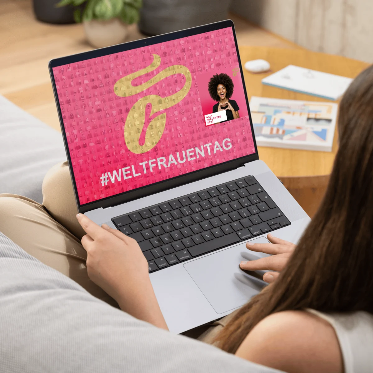 Eine Person sitzt an einem Laptop