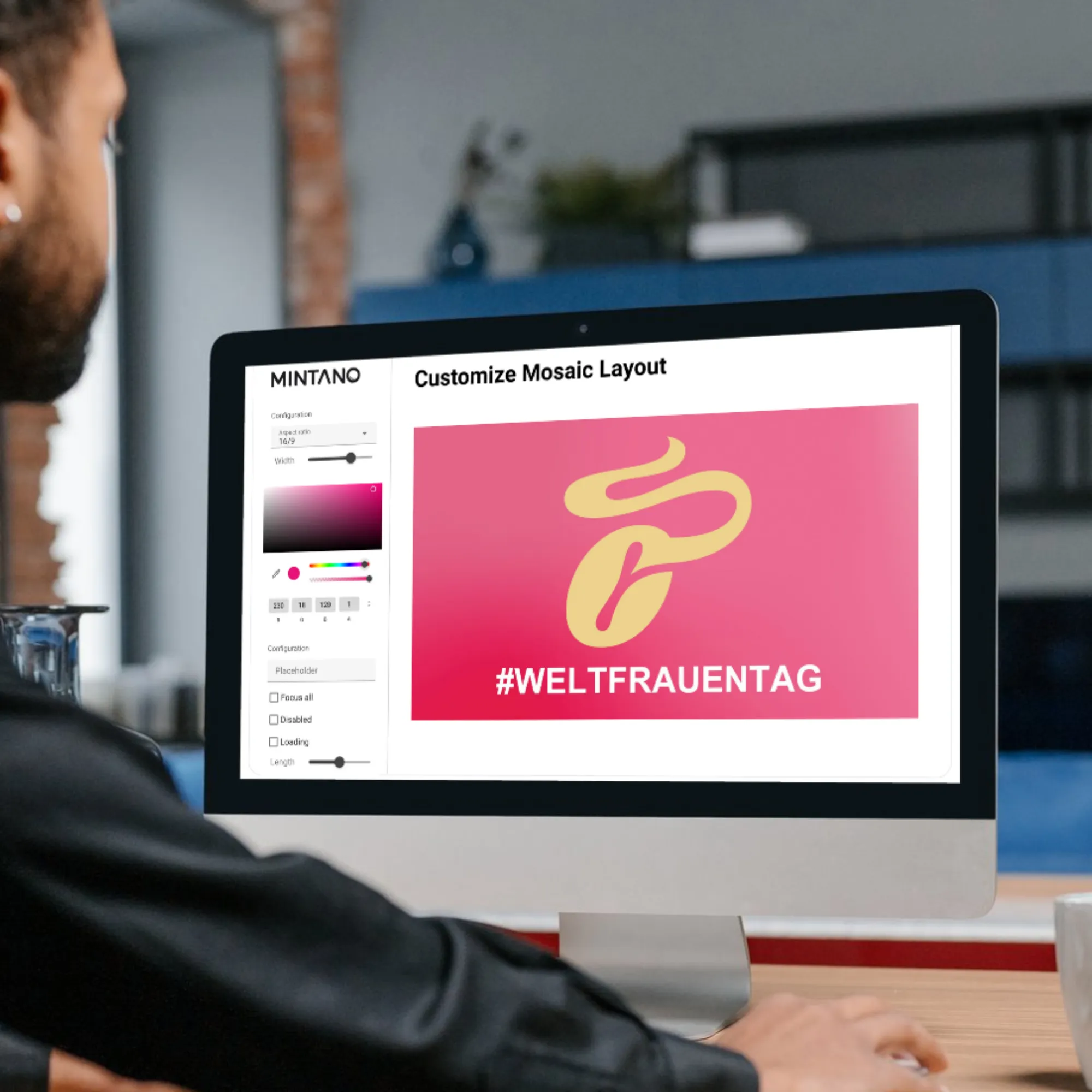 Eine Person sitzt an einem Laptop