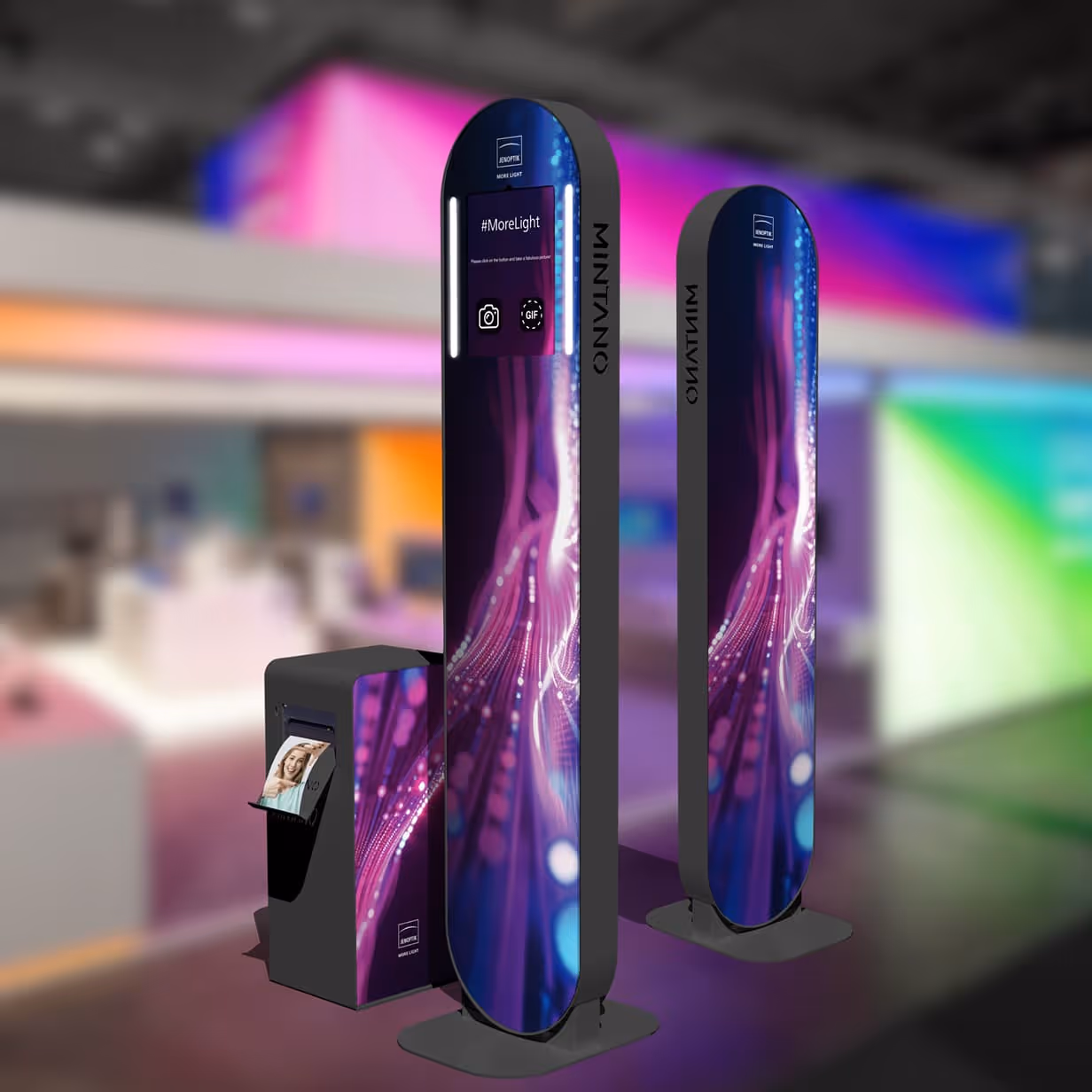 Gebrandete OneMax Fotobox neben einer kompakten Druckstation.