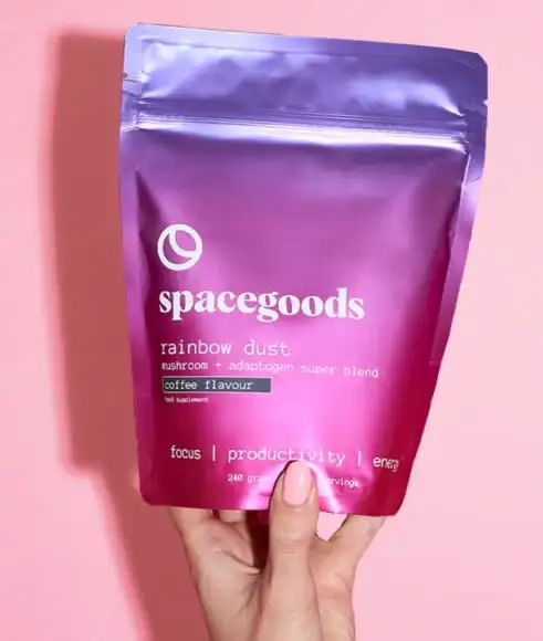 Le Day & Night Sample Pack de Spacegoods est une solution complète pour ceux qui cherchent à optimiser leur journée et leur nuit avec des boissons fonctionnelles. Ce pack contient une formule de jour enrichie en Lion’s Mane pour booster la concentration et une formule de nuit conçue pour apaiser et favoriser un sommeil réparateur. Idéal pour explorer les bienfaits des adaptogènes et des super-aliments en un seul ensemble.
