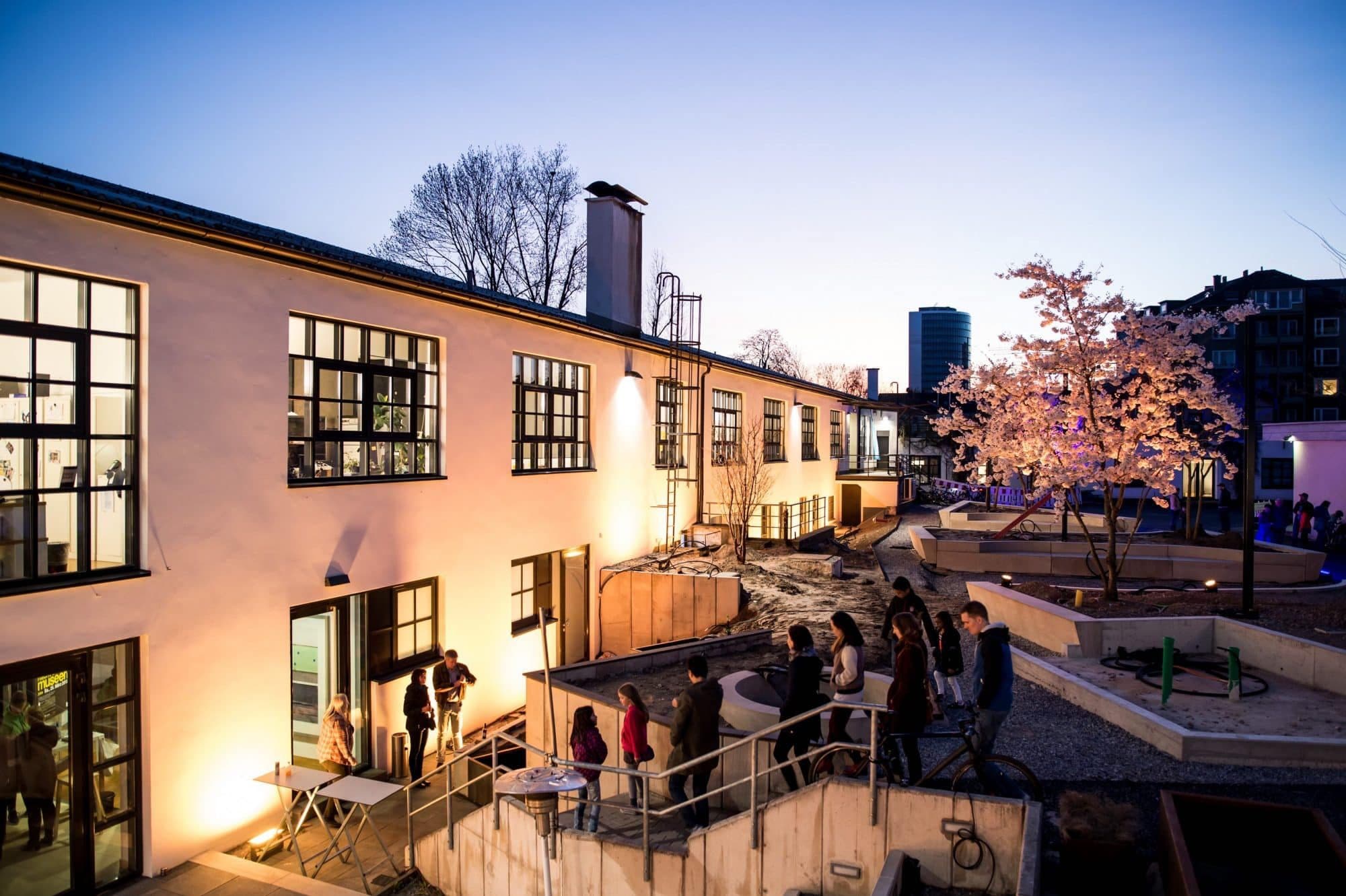 sipgate Innenhof mit Team bei Abenddaemmerung und bluehendem Kirschbaum