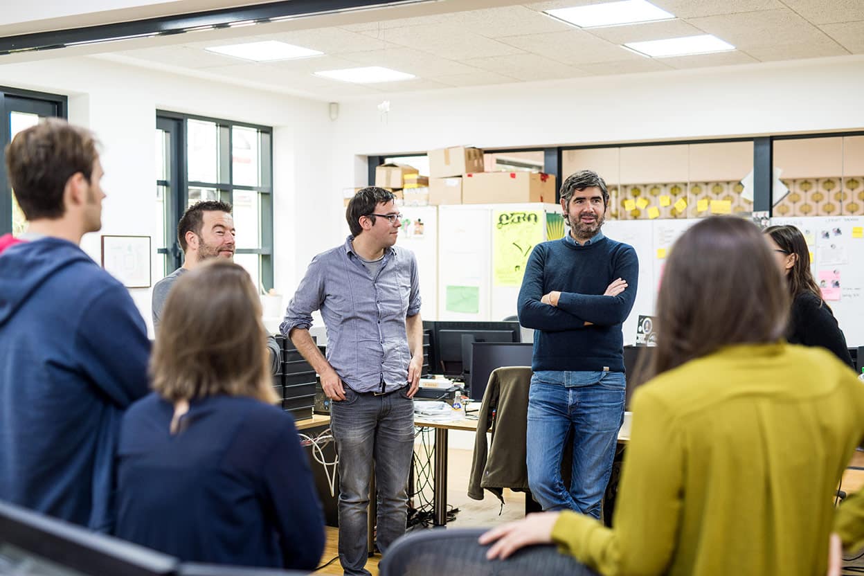 sipgate Team beim Stand-up Meeting im Grossraumbuero